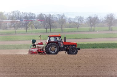 Alan üzücü traktör