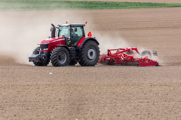 Tractor harrowing the field — Stock Photo, Image