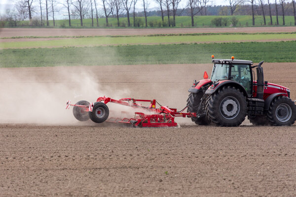 Трактор бороновал поле
