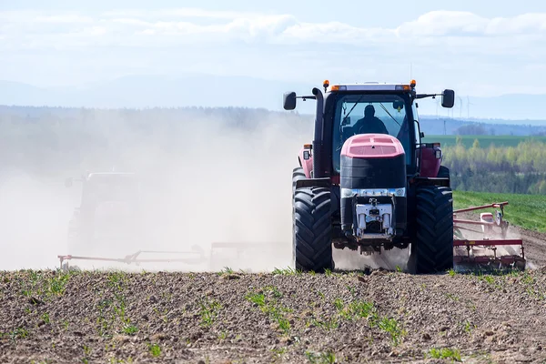 Tractor harrowing the field — Stock Photo, Image