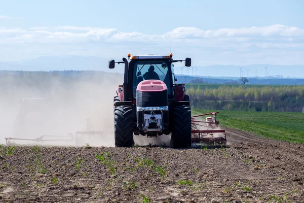 Tractor harrowing the field — Stock Photo, Image