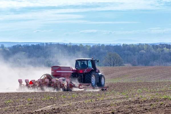 Tractor harrowing the field — Stock Photo, Image