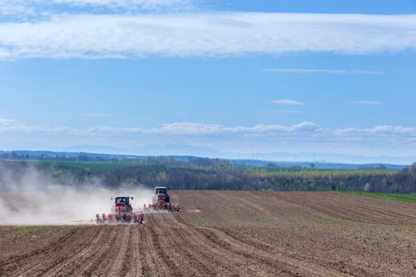 Traktor harva fältet — Stockfoto