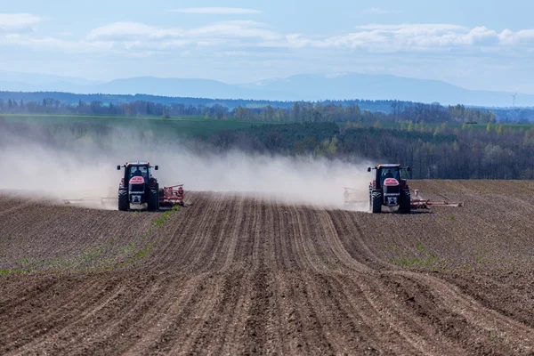 Tractor harrowing the field — Stock Photo, Image