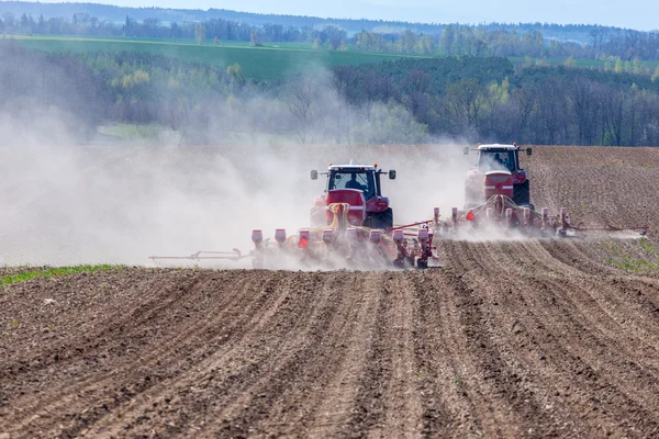 Traktor harva fältet — Stockfoto