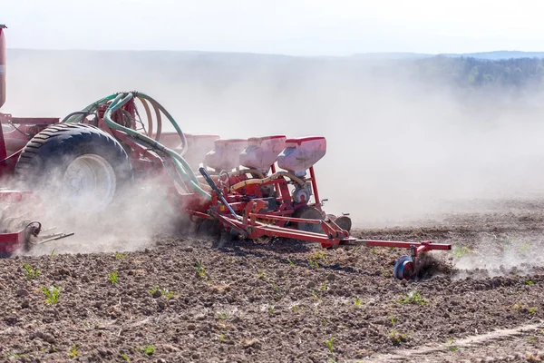 Traktor hrůzný pole — Stock fotografie