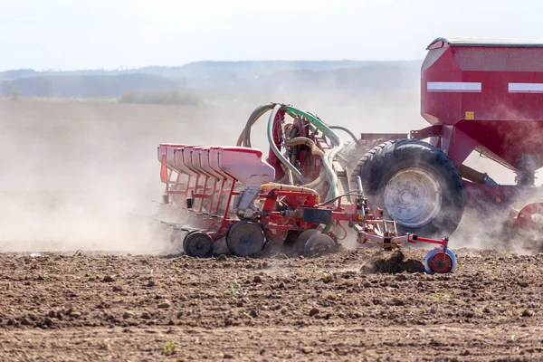 Trekker schrijnend het veld — Stockfoto