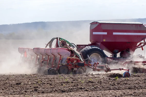 Traktor harva fältet — Stockfoto