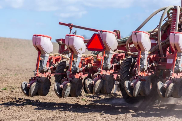 Tracteur qui arrache le champ — Photo