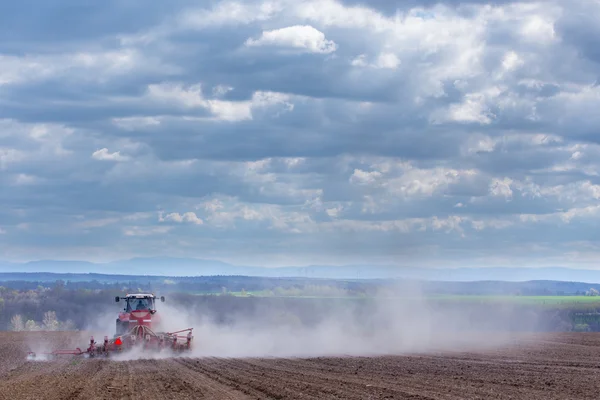 Трактор бороновал поле — стоковое фото