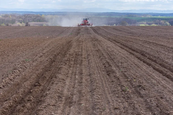 Traktor harva fältet — Stockfoto