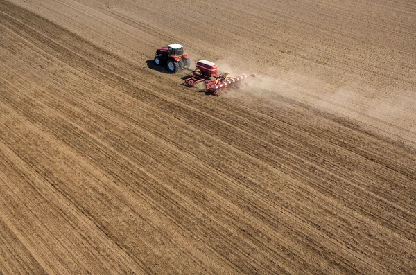 Vue aérienne du tracteur qui creuse le champ — Photo