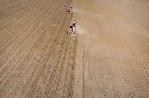 Luftaufnahme des Traktors, der das Feld eggt — Stockfoto