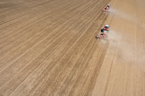 Vue aérienne du tracteur qui creuse le champ — Photo