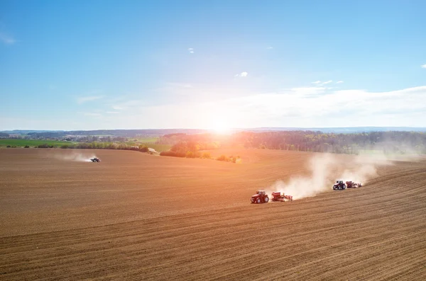 Luchtfoto van de zonsondergang boven het veld — Stockfoto