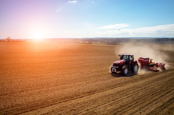 Luchtfoto van de zonsondergang boven het veld — Stockfoto