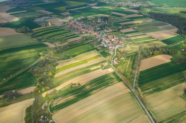 Küçük bir kasabada havadan görünümü