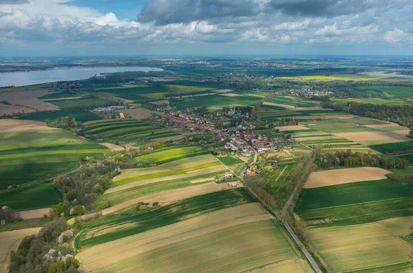 Vista aerea su un piccolo villaggio — Foto Stock