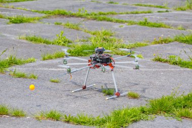 Yerdeki küçük drone