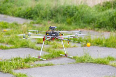 Yerdeki küçük drone