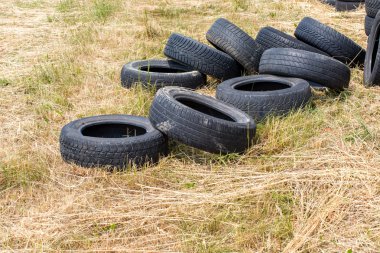Eski lastikler yığını