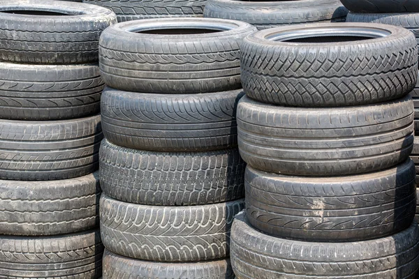 Pila di pneumatici vecchi — Foto Stock