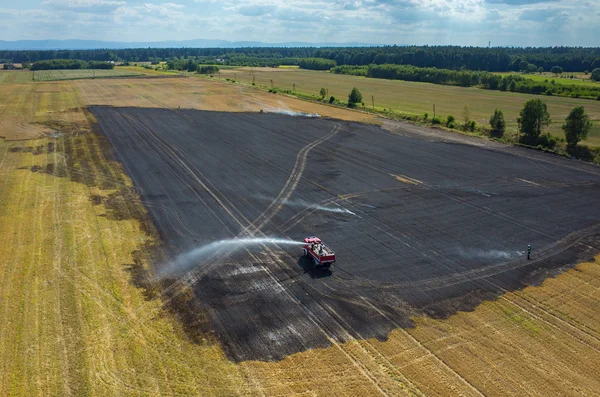 Fireman truck working on the field on fire — Stock Photo, Image