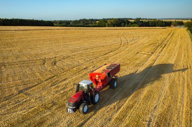 Traktör sahada çalışıyor.