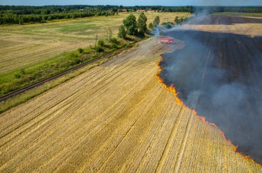 Yangın sahada çalışan itfaiye kamyonu