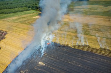 Yangın sahada çalışan itfaiye kamyonu