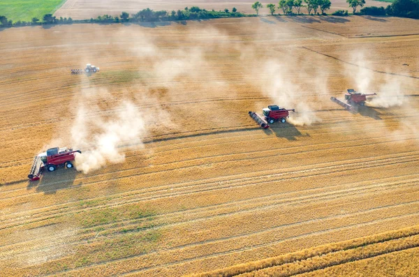 Birleştirir ve buğday sahada çalışan Traktörler — Stok fotoğraf