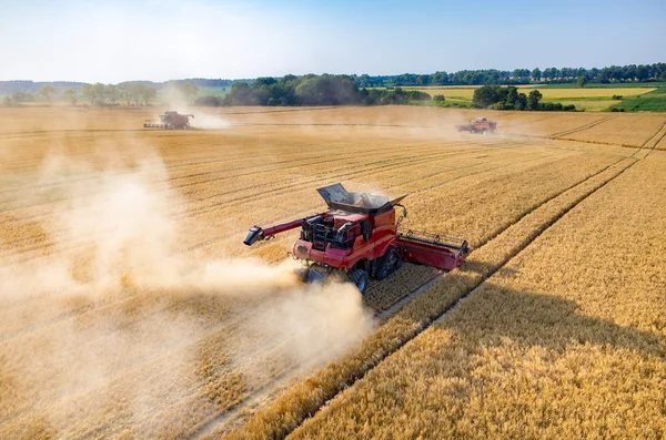 Werken aan het tarweveld combineren — Stockfoto