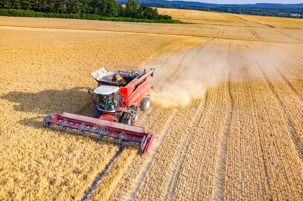 buğday alanında çalışan birleştirme