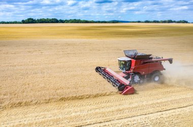 Birleştirir ve buğday sahada çalışan Traktörler