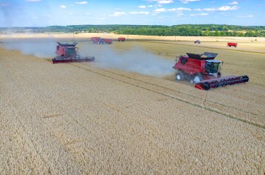 Birleştirir ve buğday sahada çalışan Traktörler
