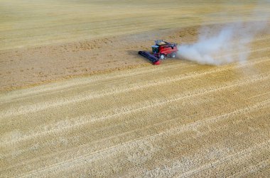 buğday alanında çalışan birleştirme