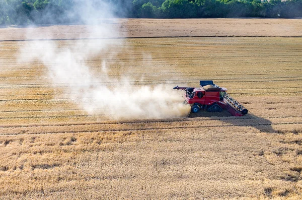 Combiner le travail sur le champ de blé — Photo