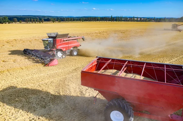 Werken aan het tarweveld combineren — Stockfoto