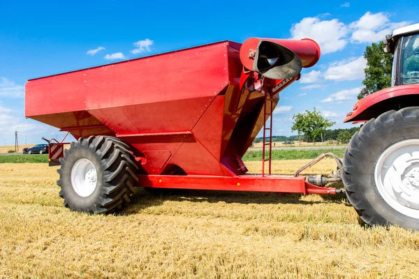 Trekker werken op het tarweveld — Stockfoto