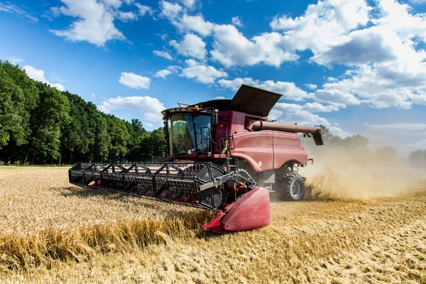 Werken aan het tarweveld combineren — Stockfoto