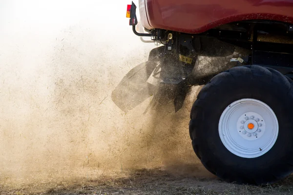 Werken aan het tarweveld combineren — Stockfoto