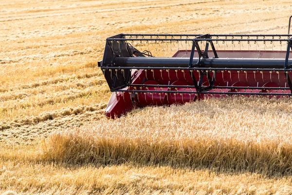 Combinar el trabajo en el campo de trigo —  Fotos de Stock