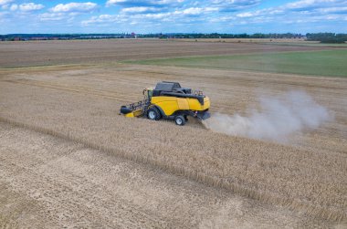 buğday alanında çalışan birleştirme