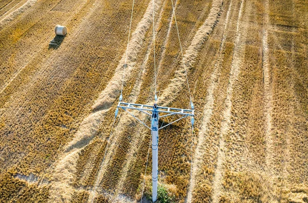 Las líneas eléctricas en el rastrojo de trigo —  Fotos de Stock