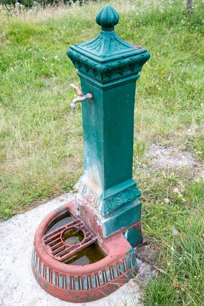 Alter Wasserhahn — Stockfoto