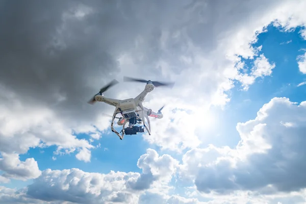 Pequeno drone observando o sol — Fotografia de Stock