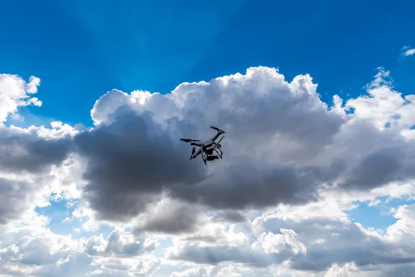 Kleine Drohne und dunkle Wolken — Stockfoto