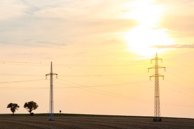 Günbatımı powerlines üzerinde