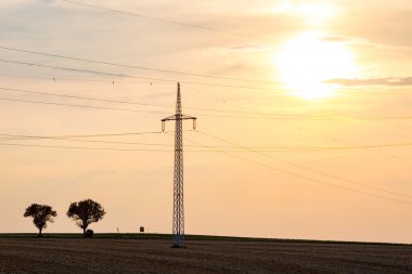 Günbatımı powerlines üzerinde