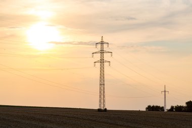 Günbatımı powerlines üzerinde